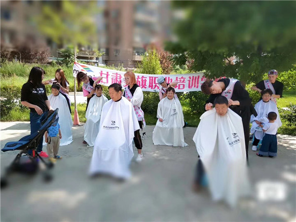 兰州美容美发学校—义剪进行中.......
