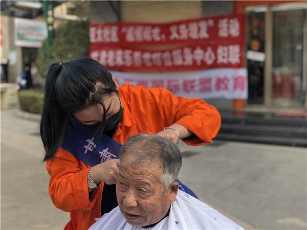 兰州美发学校—甘肃美旗爱心美发师走进亚太社区