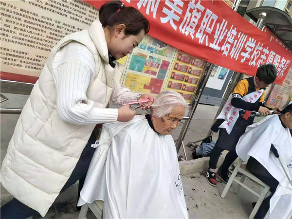 兰州美发学校—甘肃美旗爱心发型师走进沙坪村社区