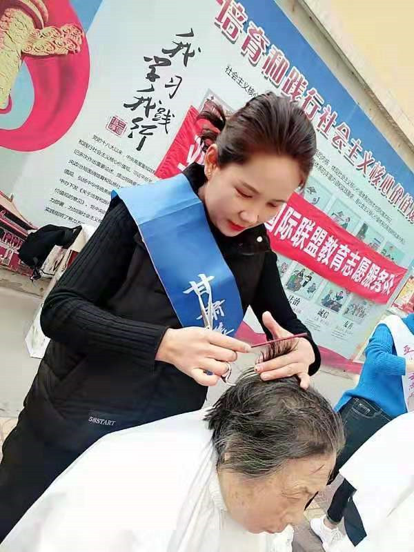 兰州美发学校—甘肃美旗爱心发型师走进建西东街社区