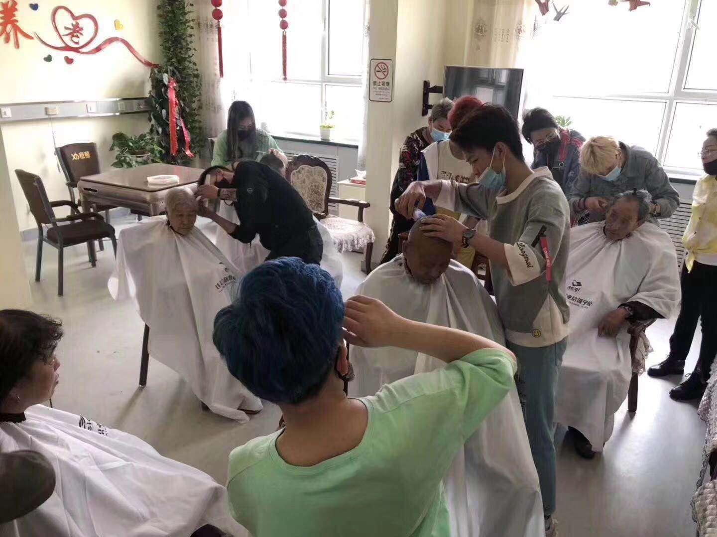 美旗学院走进“康乐医院”为老人公益剪发