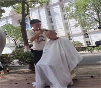 美发学员外出公益剪发