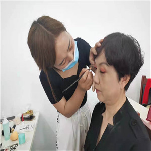 学习美容美发化妆去哪里