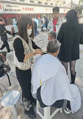 美发学生外出剪发